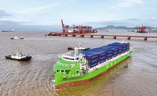    4月15日，纯电动智能集装箱海船“宁远电鲲”轮从浙江宁波舟山港北仑港区启航，驶向嘉兴港乍浦港区（无人机照片）。 新华社发