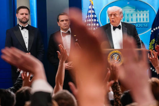 特朗普返回白宫召开记者会