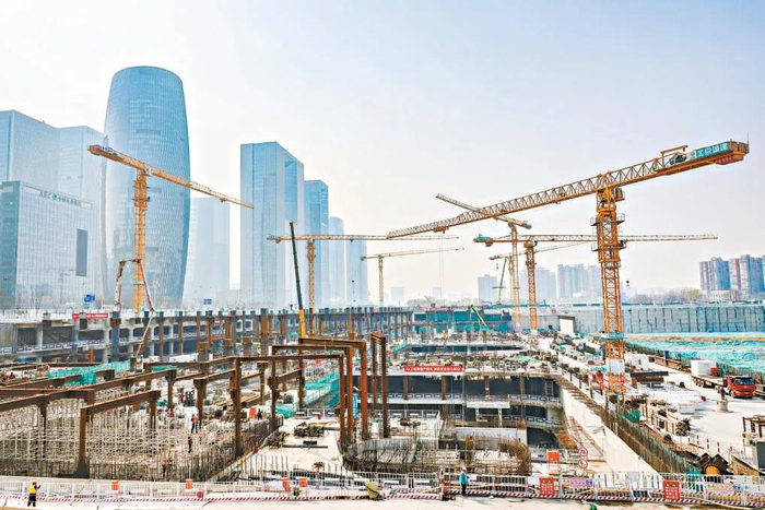 丽泽城市航站楼地下主体结构施工进入收尾阶段，施工人员正在进行钢结构加工及安装作业。 本报记者 邓伟摄