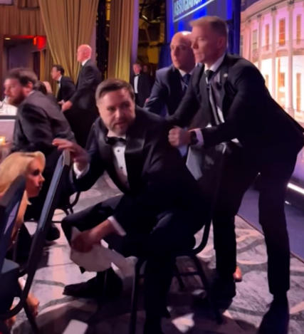 事发现场特勤局特工紧急保护副总统万斯等内阁成员