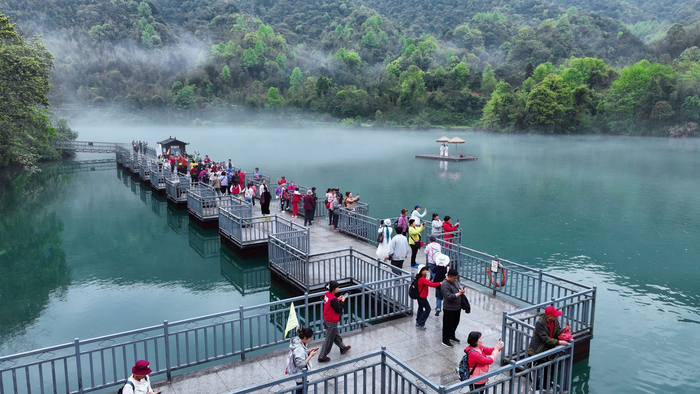 ▲东江湖冷水不仅造就了美景奇观，在东江湖大数据产业园还为服务器集群降温