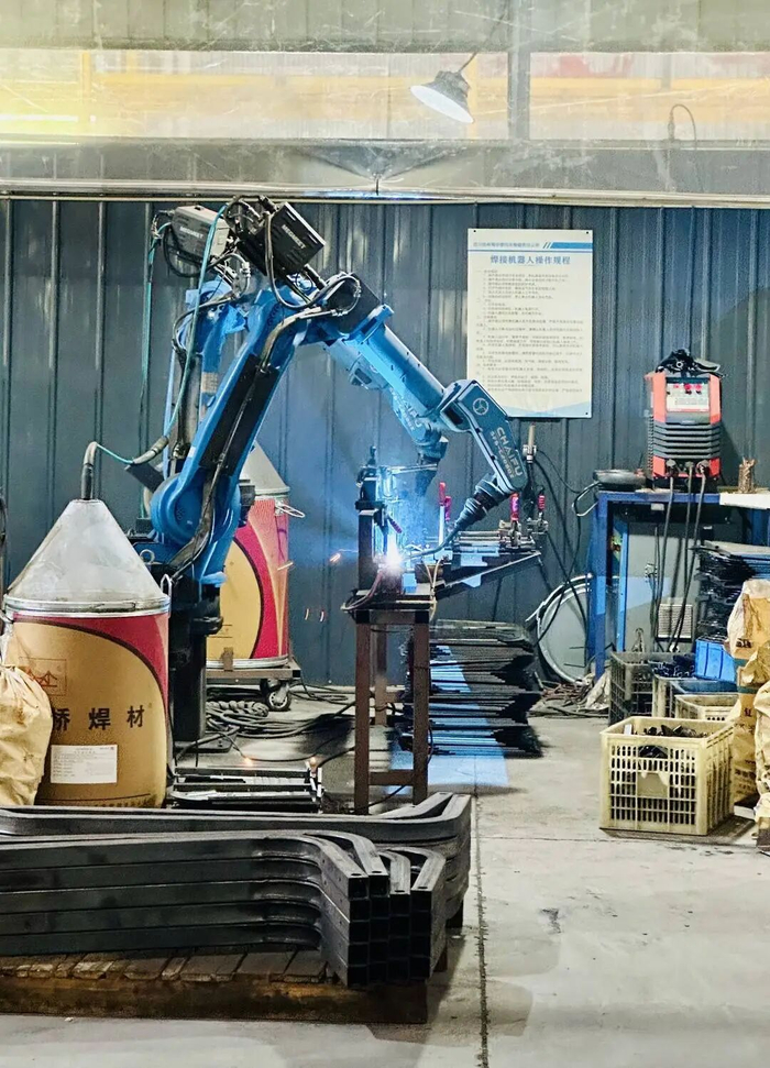 凯希蜀宇生产车间的焊接机器人正在作业。刘虎摄