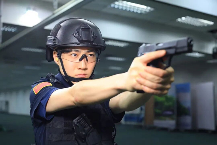 刘琳正在进行手枪速射训练（稳定性射击训练、空枪预习等）