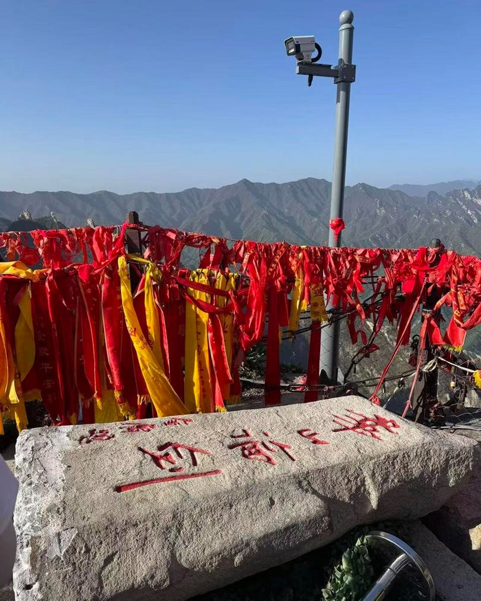 游客拍摄华山论剑石被拆除