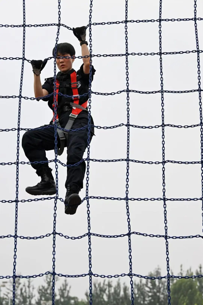 刘琳正在进行攀爬训练