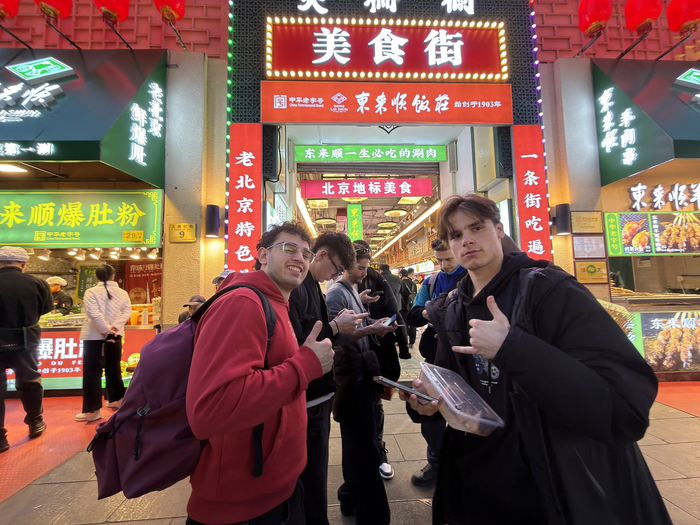 北京街头的外国游客