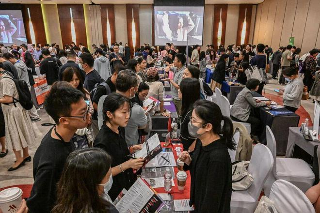 ▲北京的招生会上，中国赴美留学生人数近年来有所下降