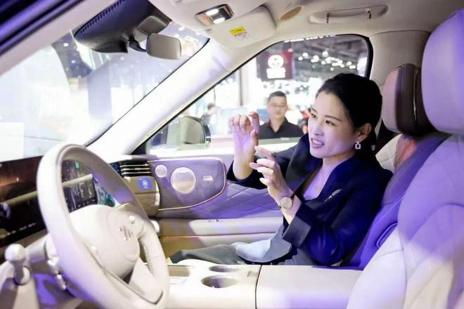 ▲长城汽车CTO吴会肖体验斑马研发实车。