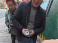 邓超在宁波探班“工地子涵天团”，穿上围裙打卤肉饭，请工友们看人生第一场演唱会