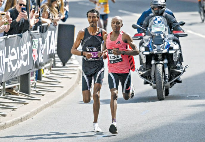 　　肯尼亚选手萨维（前右）在比赛中。 新华社 供图