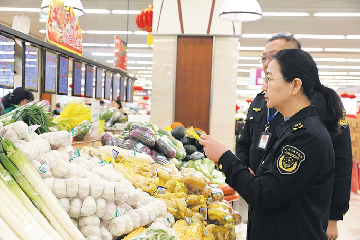 市场监管人员在购物广场检查食用农产品质量安全。保定市市场监管局供图
