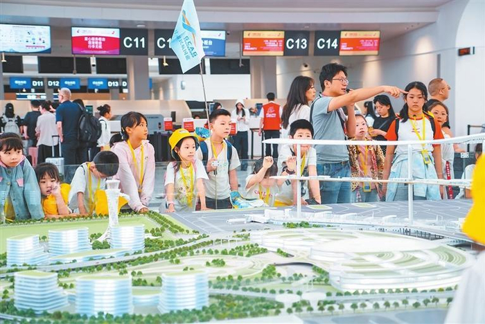 兰州中川国际机场内的T3航站楼模型吸引了众多小游客。甘肃省民航机场集团供图