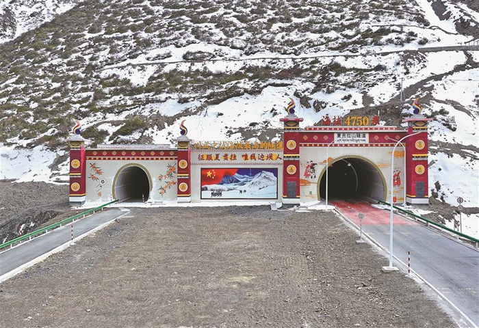 夏贡拉山隧道一侧入口（资料图片）。