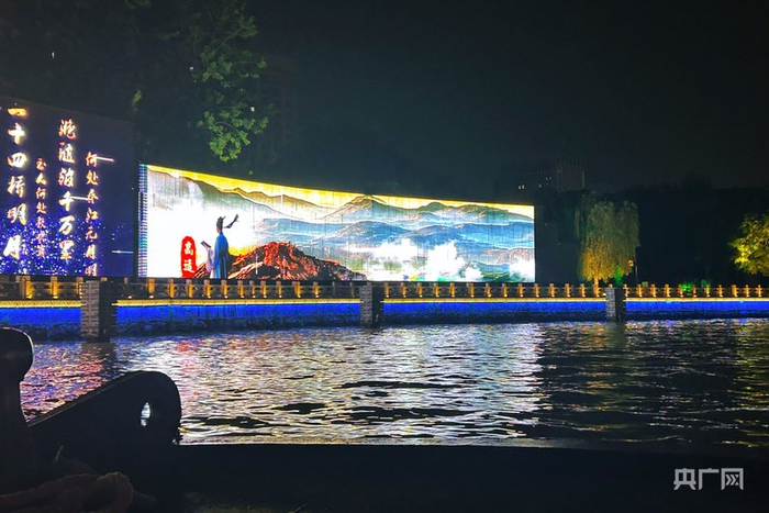 《大运扬州》古运河行进式游船演艺场景（央广网记者吕倩媛  摄）