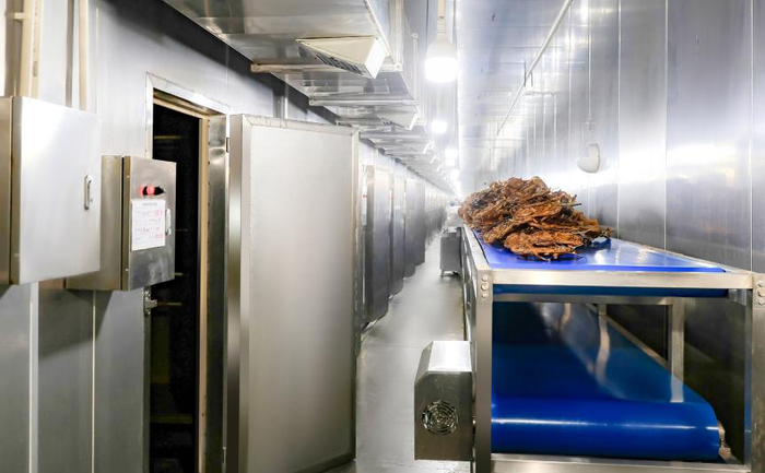 岳阳酱板鸭品牌“小鸭仙”产品前置碳烤环节