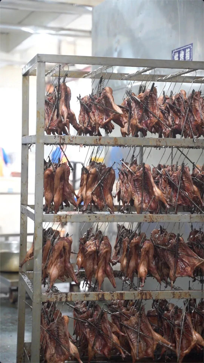 正经历烘烤流程的酱板鸭