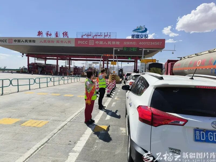 车辆通行新疆高速公路收费站（资料图片）。