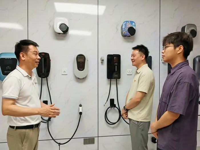 惠城高新区管委会惠企服务专员陈燕生促成惠州市万物互联科技有限公司与仁康电子科技、骏盛欣科技等企业的合作。