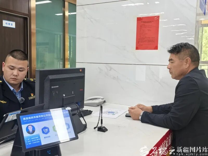 4月21日，货车司机万银新来到温宿县政务服务中心交通运输服务窗口，办理从业资格证诚信考核业务。