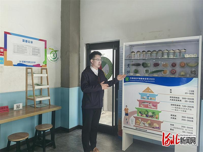 4月10日拍摄的邯郸市复兴区锦玉中学食堂健康饮食科普展示区。 河北日报记者 周聪聪摄