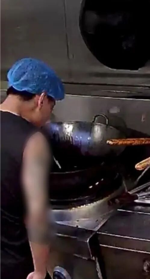 视频拍下工作人员疑似往锅里吐口水