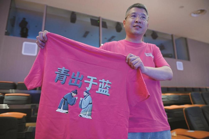         图为新闻通气会上展示的成语文化衫。  本报记者 周绍宗 摄    