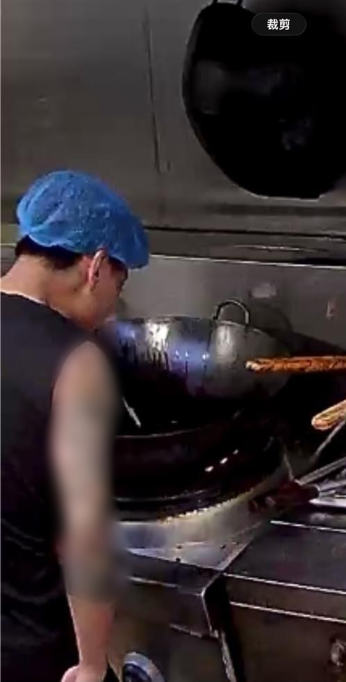 视频还拍下工作人员疑似往锅里吐口水（冯先生录屏截图）