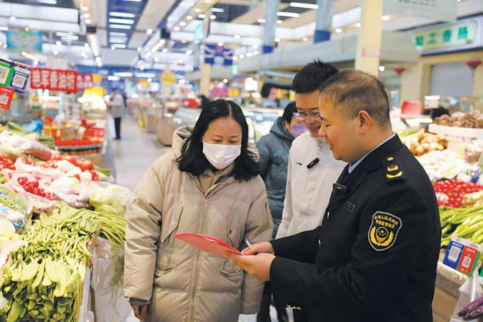 市场监管人员宣传“你点我检”活动。保定市市场监管局供图