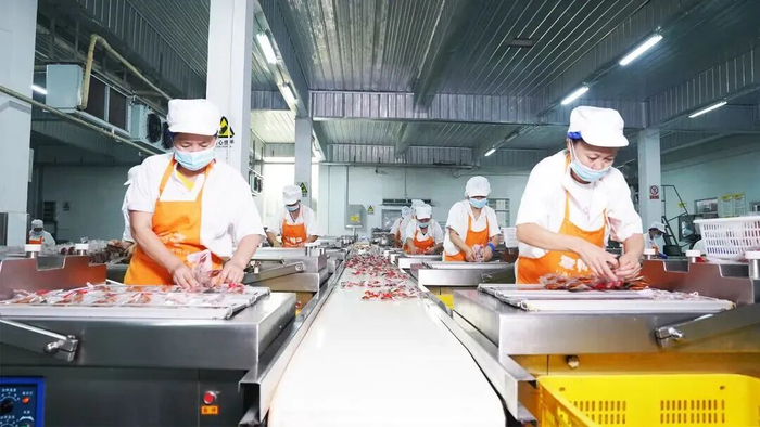 工人在包装“章鸭子”系列产品