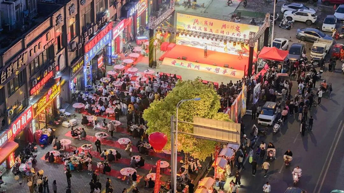 “侠义襄城·闸口虾宴”大虾季。（湖北日报全媒记者 赵怡然 摄）