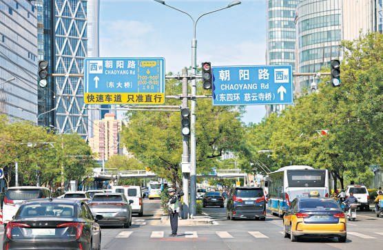 　　BRT2、BRT3运行线路公交专用道今起调整。本报记者 程功 摄