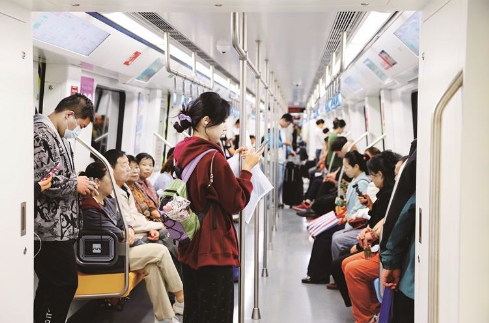 市民乘坐地铁15号线。 记者 代泽均 摄