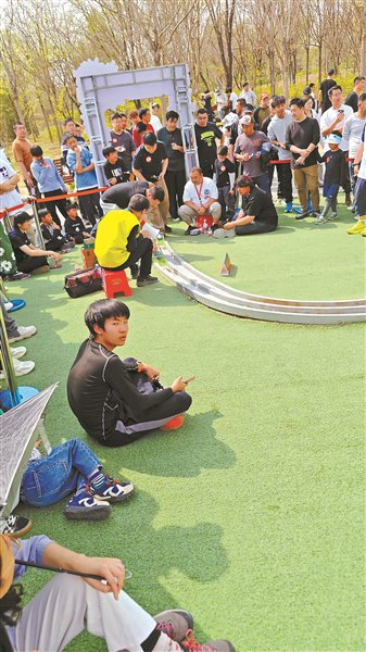 四驱车爱好者在温榆河公园赛道竞技