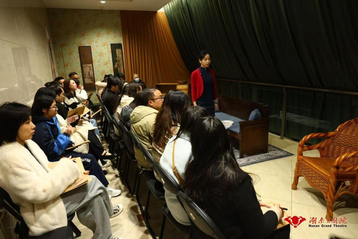 （行进式话剧《宋美龄的耳环丢了》演出。）​