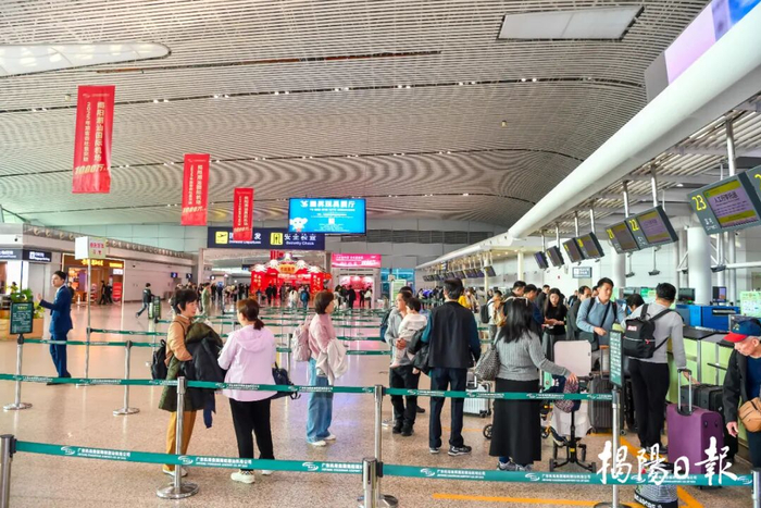 揭阳潮汕国际机场于2011年12月15日建成投入使用。2025年12月24日，揭阳潮汕国际机场年旅客吞吐量突破1000万人次大关，标志着机场正式跻身全国大型机场行列。