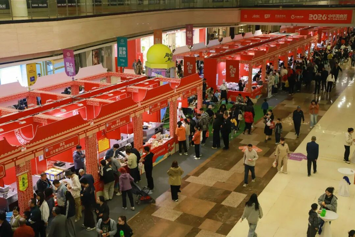 活动现场，展位间人潮涌动。