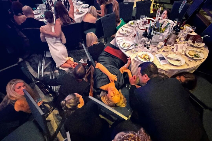 　4月25日，现场宾客纷纷躲避。