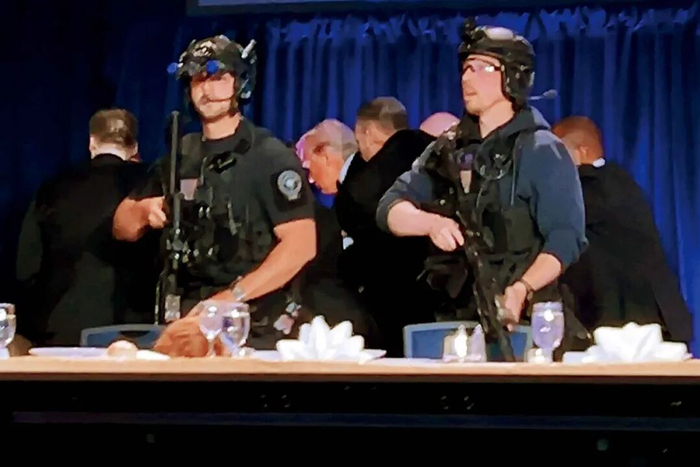 4月25日，美国总统特朗普在华盛顿白宫记者协会晚宴发生“安全事件”时在安保人员护送下离开。