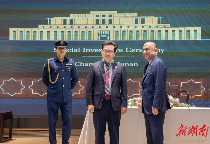巴基斯坦总统阿西夫·阿里·扎尔达里将“巴基斯坦之星”荣誉勋章授予潘湘斌。湖南日报全媒体记者 李健 摄
