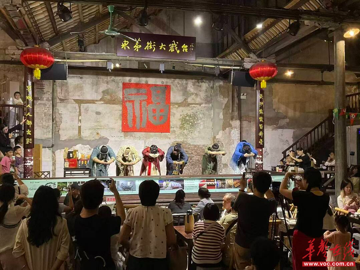 （《西汉有戏》说书人版在东茅街茶馆上演。）​