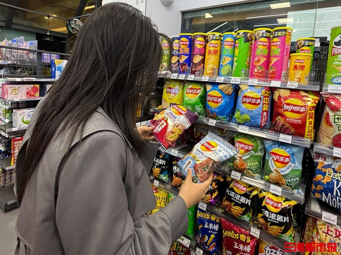 长沙市民正在选购世界杯联名零食。仝若楠 摄