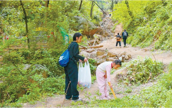 4月18日，游客在小五台风景区捡拾垃圾。 群众新闻网记者 雪野 摄