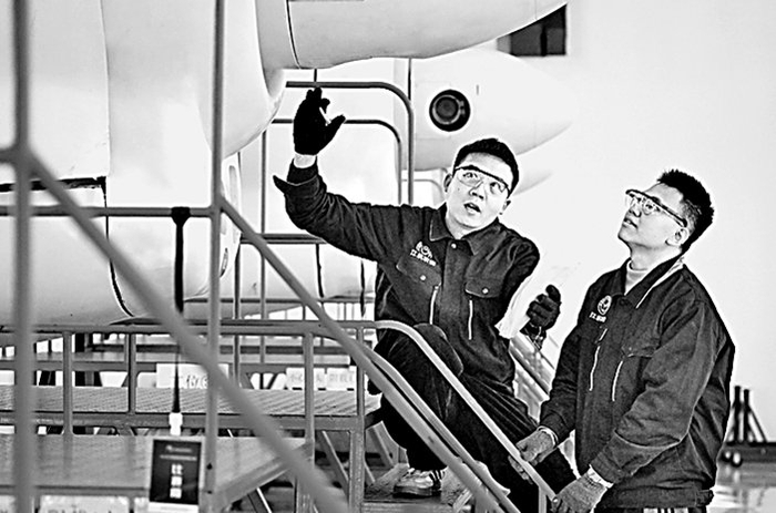 江西航空职业学院，实训教师为学生讲解飞机发动机构造。戴庆福摄/光明图片