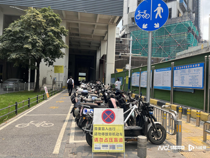 长圳站C口整治前后对比，上图摄于2025年11月。