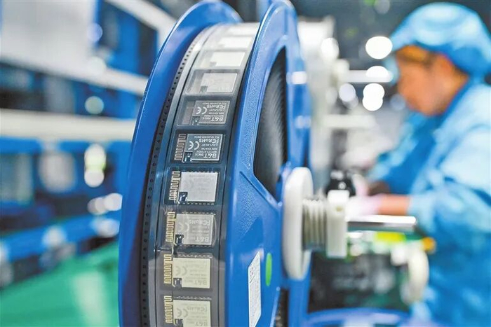 工作人员赶制通信模组订单。