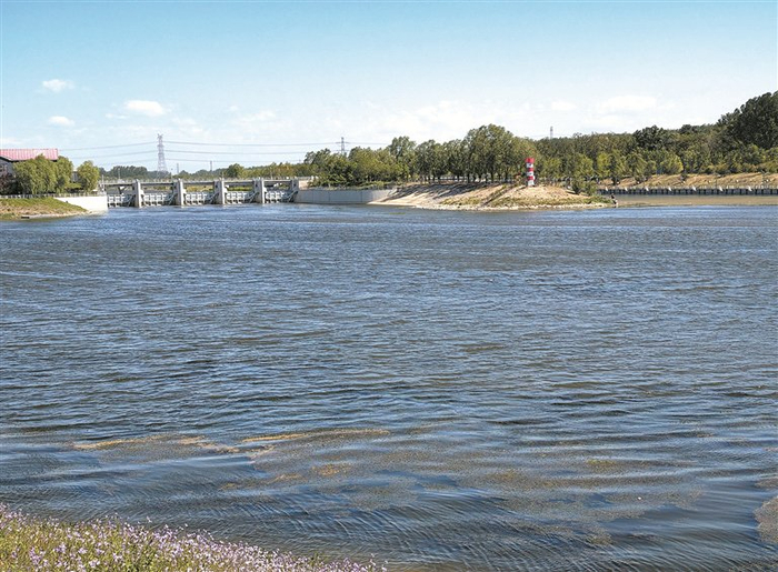 4月27日，2026世界运河古镇合作机制会议在北京市通州区漷县镇召开。图为主会场旁的京杭大运河。 陈昊 摄