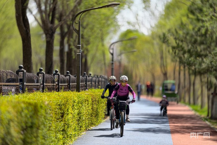 市民在西宁绿道骑行健身（央广网记者  张海东  摄）