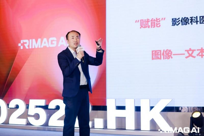 （图： 首都医科大学附属北京天坛医院医学影像科主任刘亚欧讲解现场）