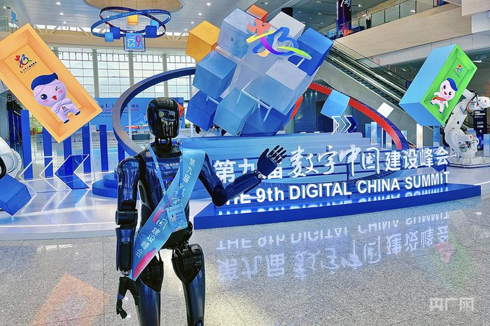 第九届数字中国建设峰会现场体验区4月28日起向公众开放。图为数字志愿者“福乐”正在招手（央广网记者  龚雯  摄）