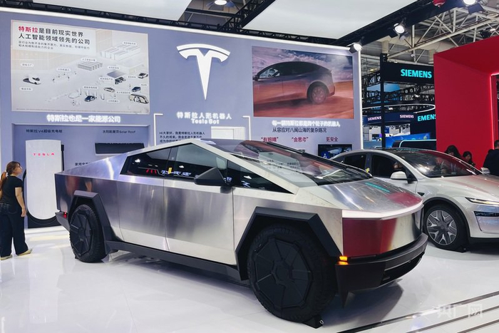 一款极具未来感的电动皮卡——特斯拉Cybertruck（央广网记者  龚雯  摄）